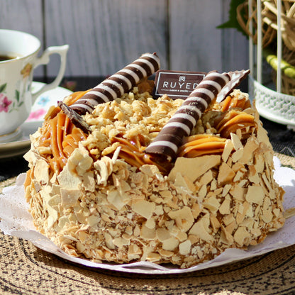 Torta de hojarasca crujiente con manjar artesanal y nueces frescas