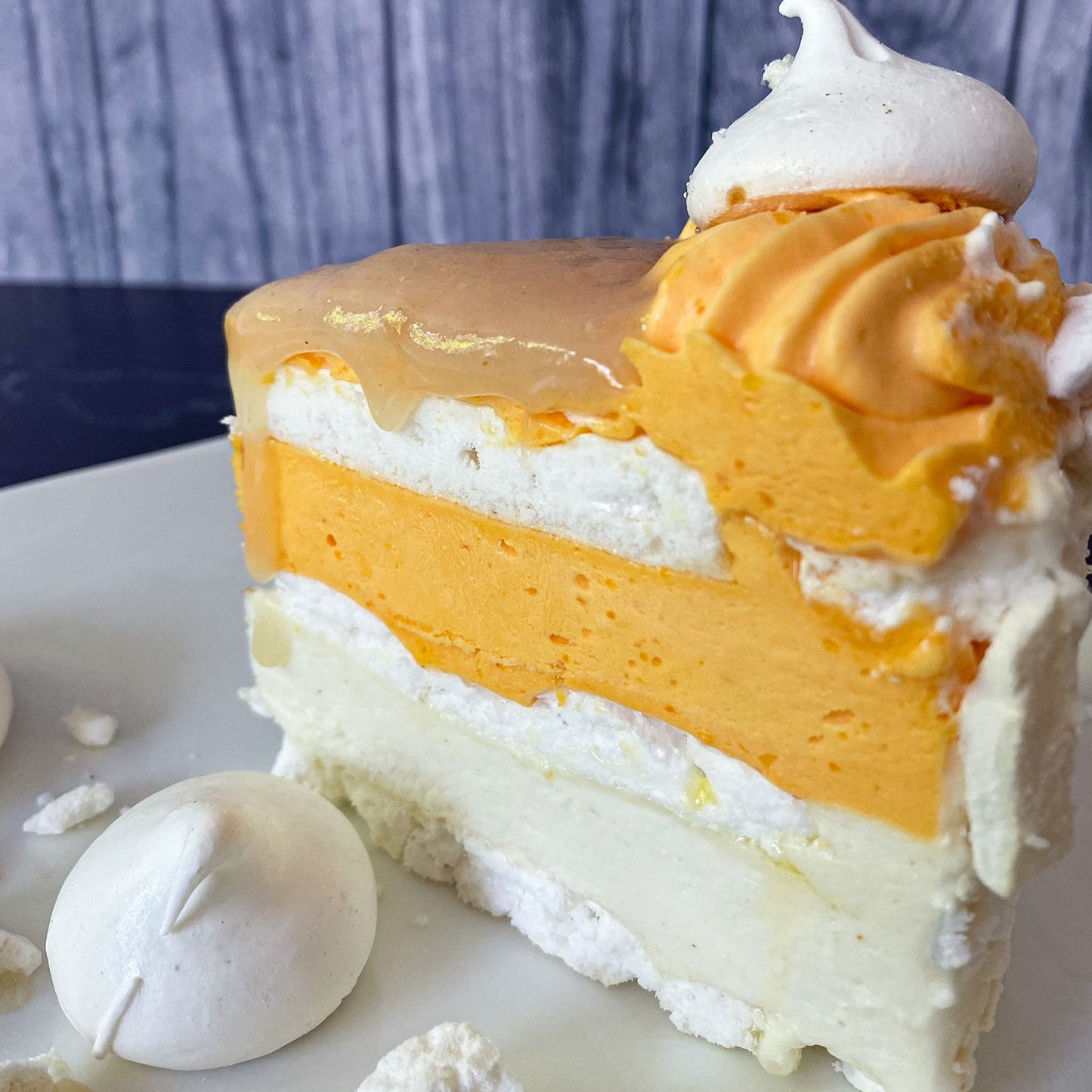 Torta helada con discos de merengue artesanal y crema fresca en sabores frambuesa, lúcuma o chirimoya