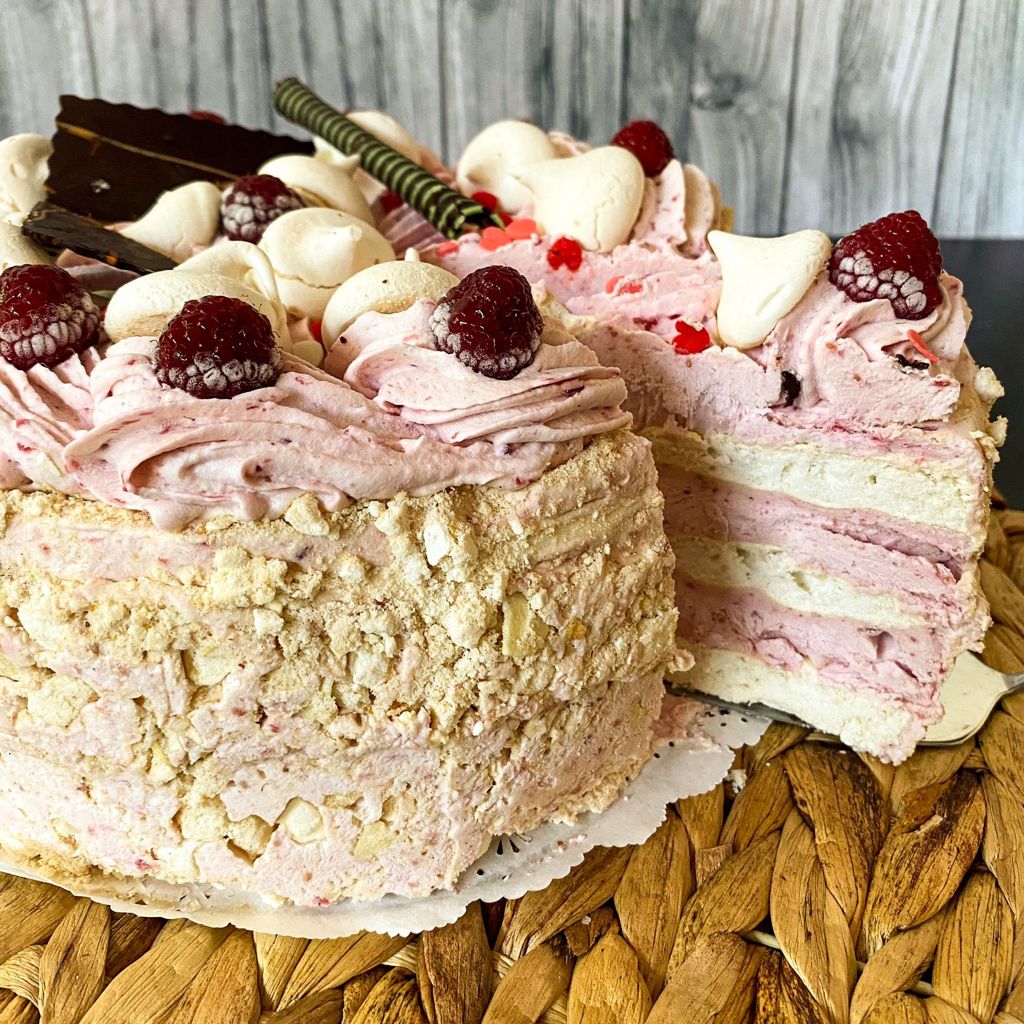 Torta helada con discos de merengue artesanal y crema fresca en sabores frambuesa, lúcuma o chirimoya