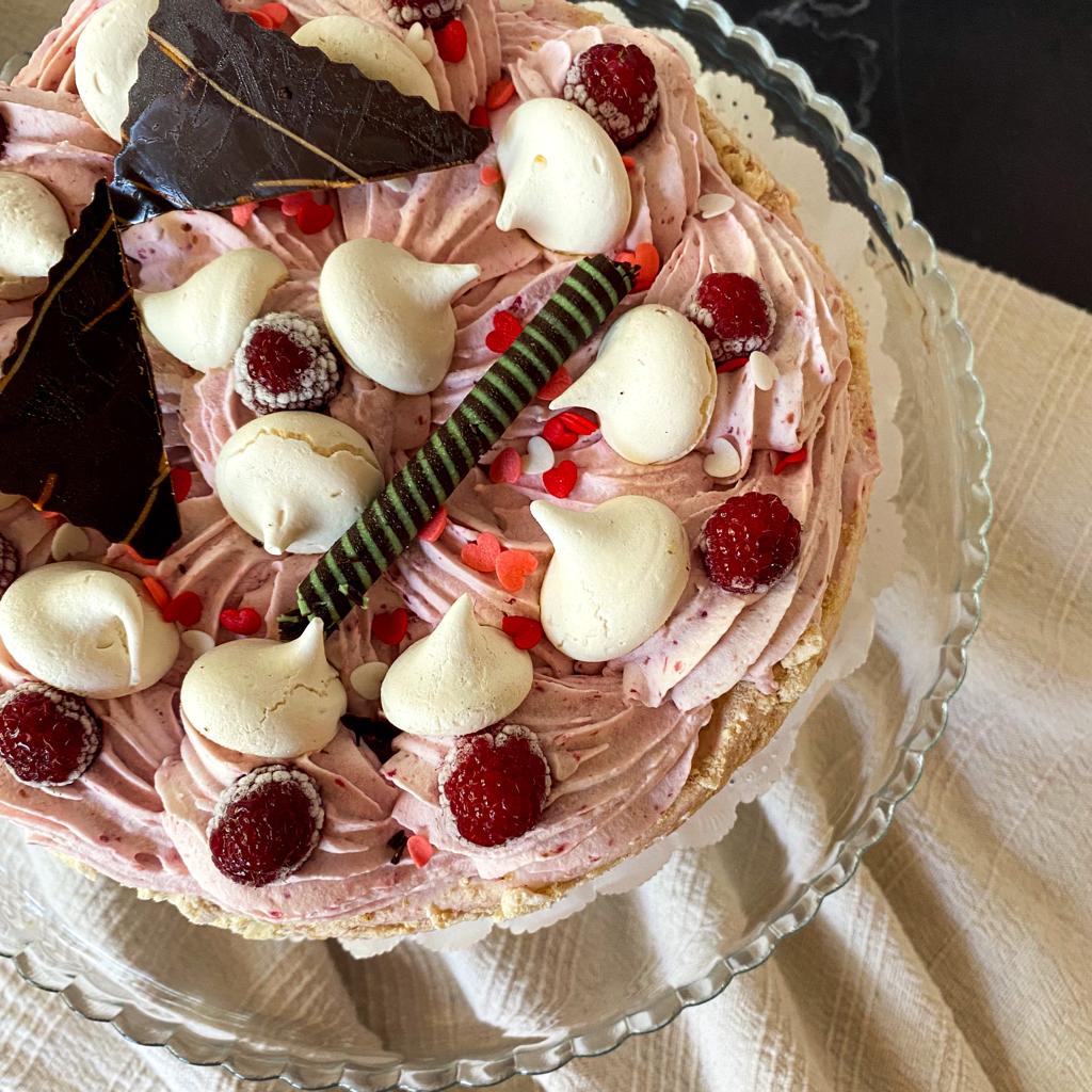 Torta helada con discos de merengue artesanal y crema fresca en sabores frambuesa, lúcuma o chirimoya