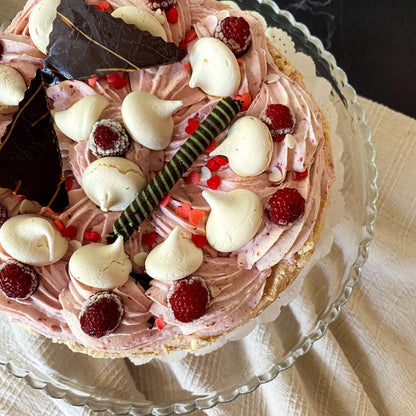 Torta helada con discos de merengue artesanal y crema fresca en sabores frambuesa, lúcuma o chirimoya