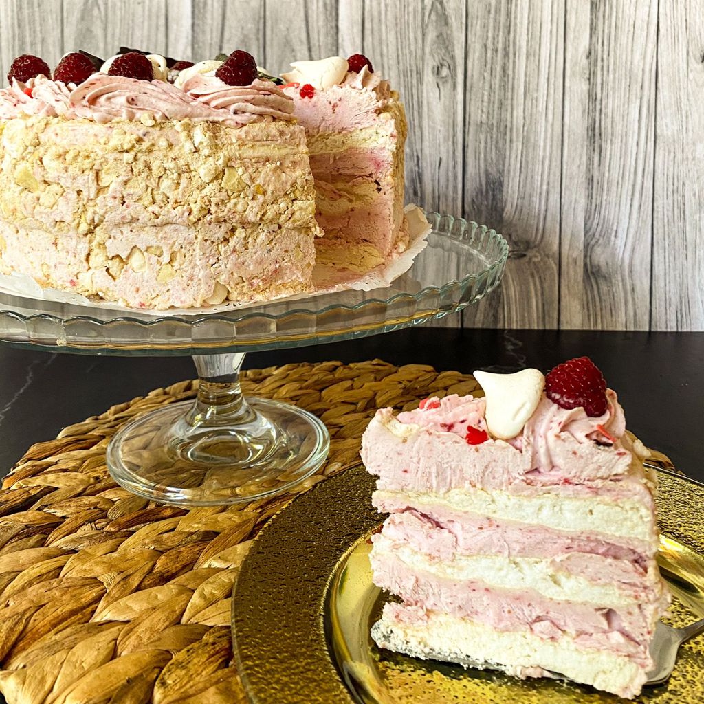Torta helada con discos de merengue artesanal y crema fresca en sabores frambuesa, lúcuma o chirimoya