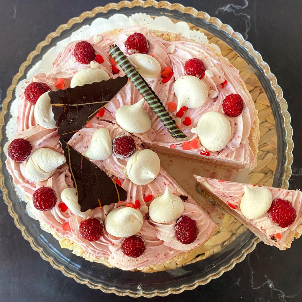 Torta helada con discos de merengue artesanal y crema fresca en sabores frambuesa, lúcuma o chirimoya