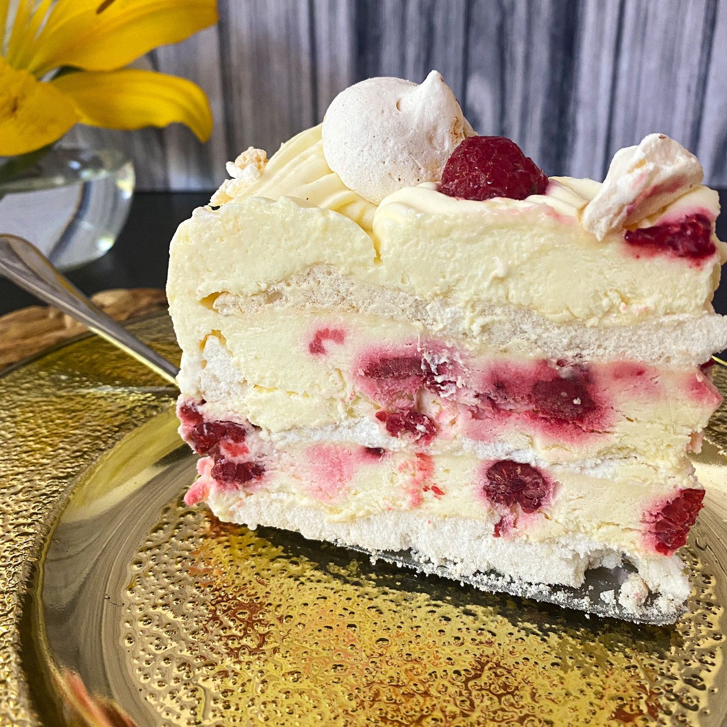 Torta helada con discos de merengue artesanal y crema fresca en sabores frambuesa, lúcuma o chirimoya