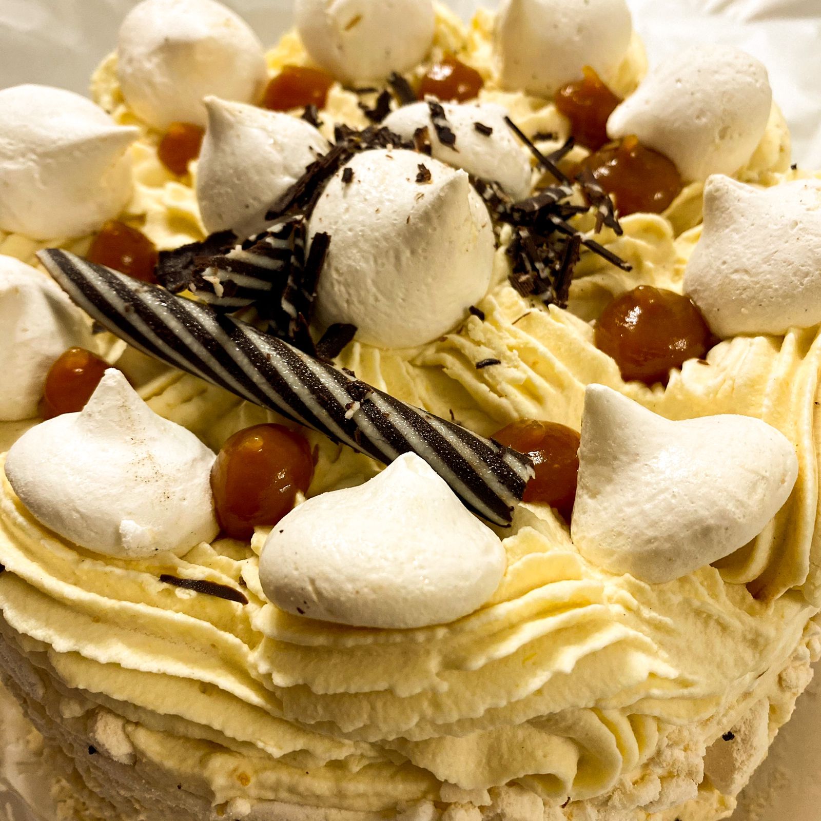 Torta helada con discos de merengue artesanal y crema fresca en sabores frambuesa, lúcuma o chirimoya