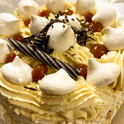 Torta helada con discos de merengue artesanal y crema fresca en sabores frambuesa, lúcuma o chirimoya