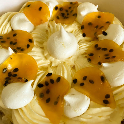 Torta helada con discos de merengue artesanal y crema fresca en sabores frambuesa, lúcuma o chirimoya