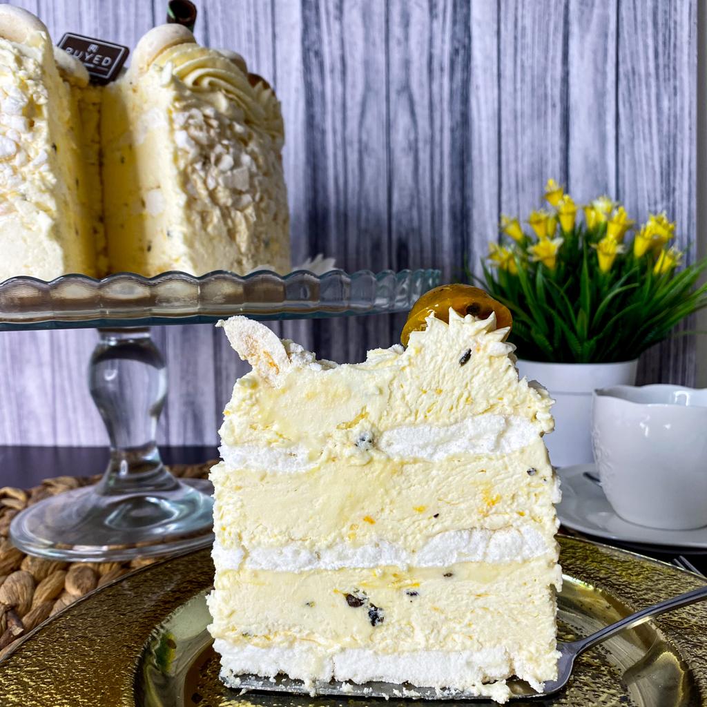 Torta helada con discos de merengue artesanal y crema fresca en sabores frambuesa, lúcuma o chirimoya