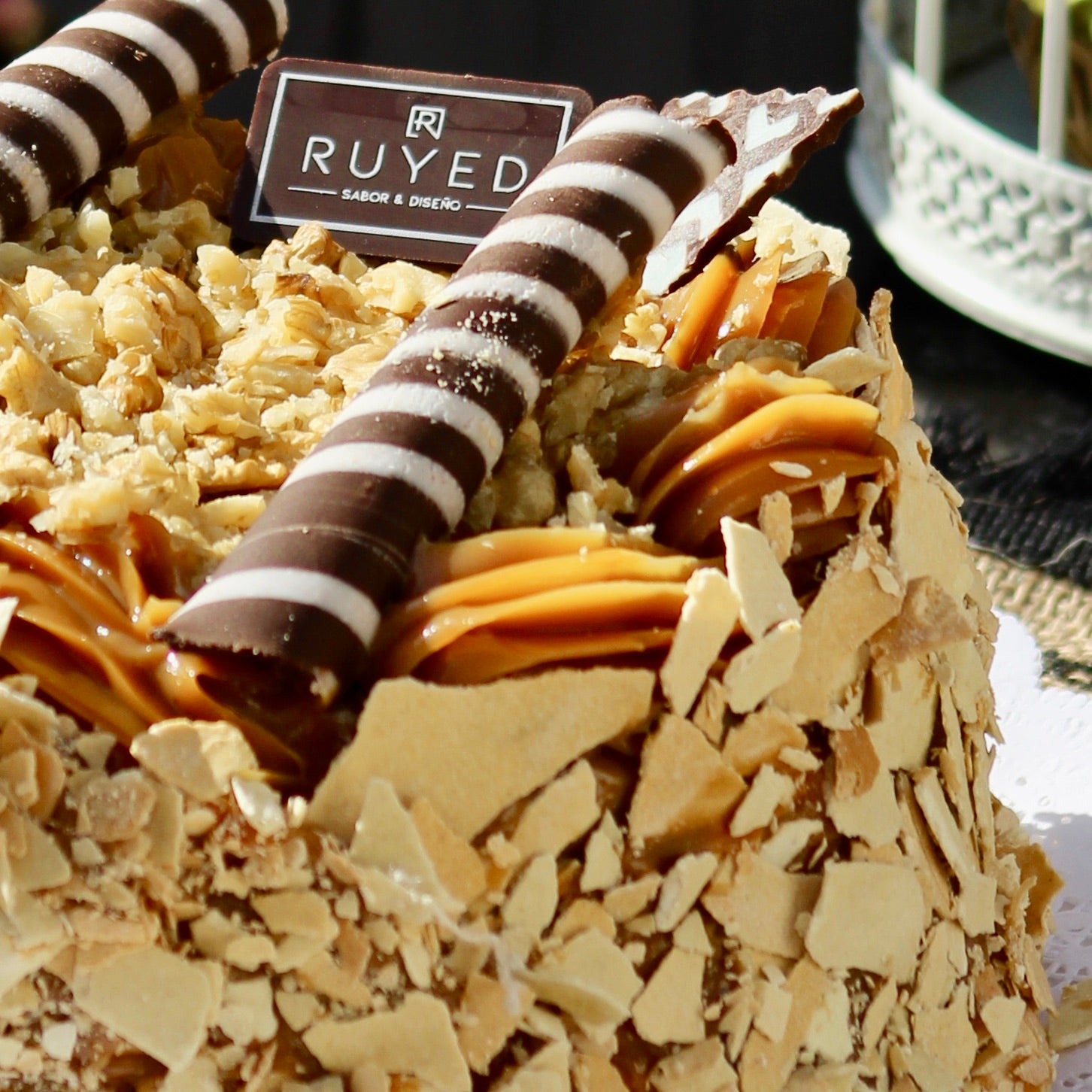 Torta de hojarasca crujiente con manjar artesanal y nueces frescas