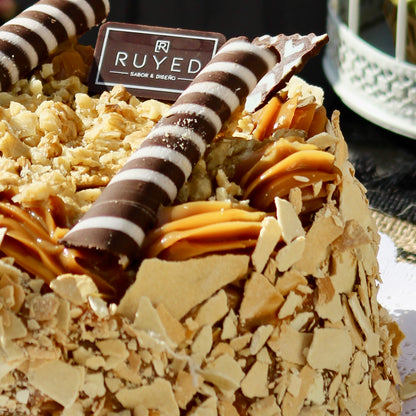Torta de hojarasca crujiente con manjar artesanal y nueces frescas