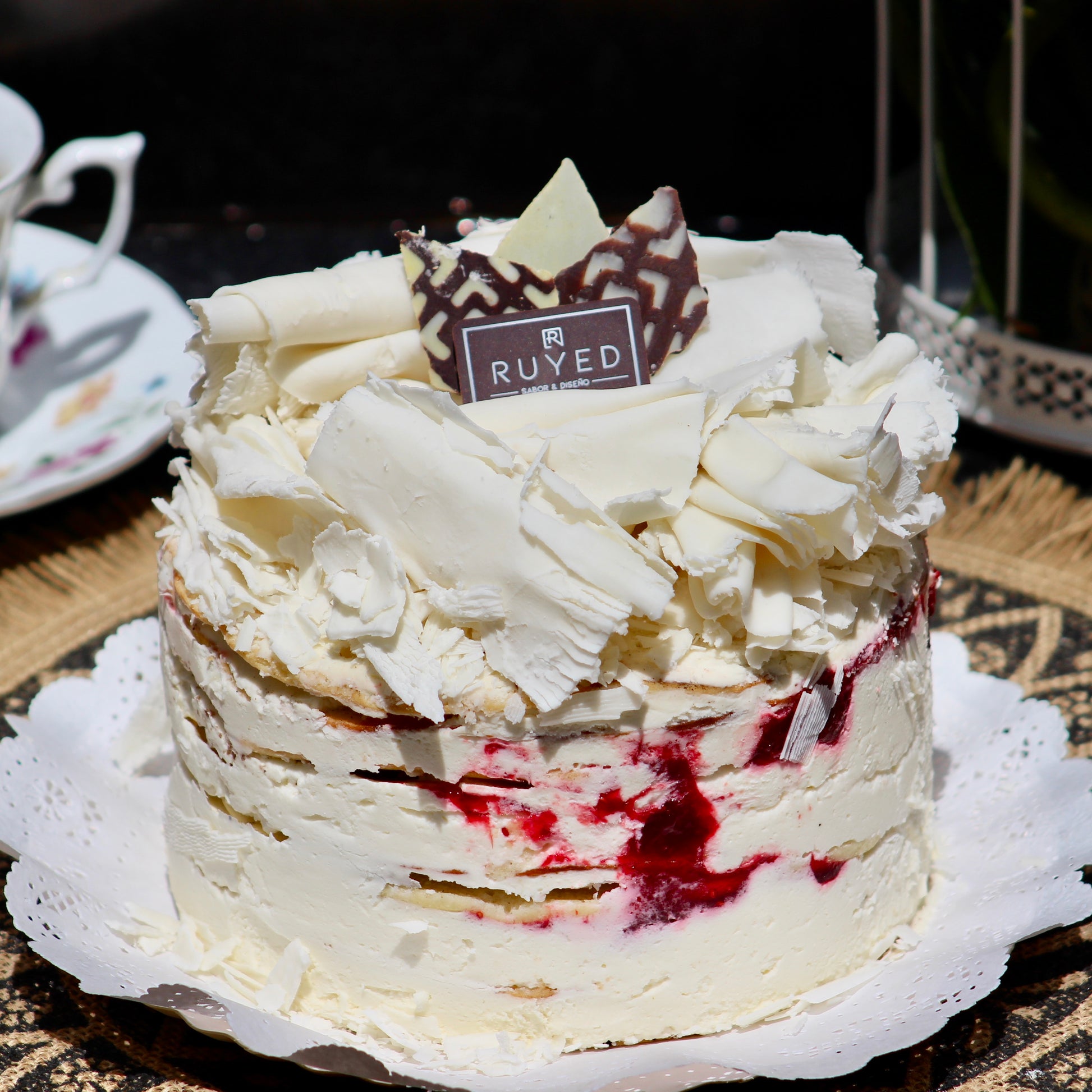 Torta Jardín Frambuesa Blanca con panqueques de vainilla, trufa de chocolate blanco artesanal y mermelada de frambuesa