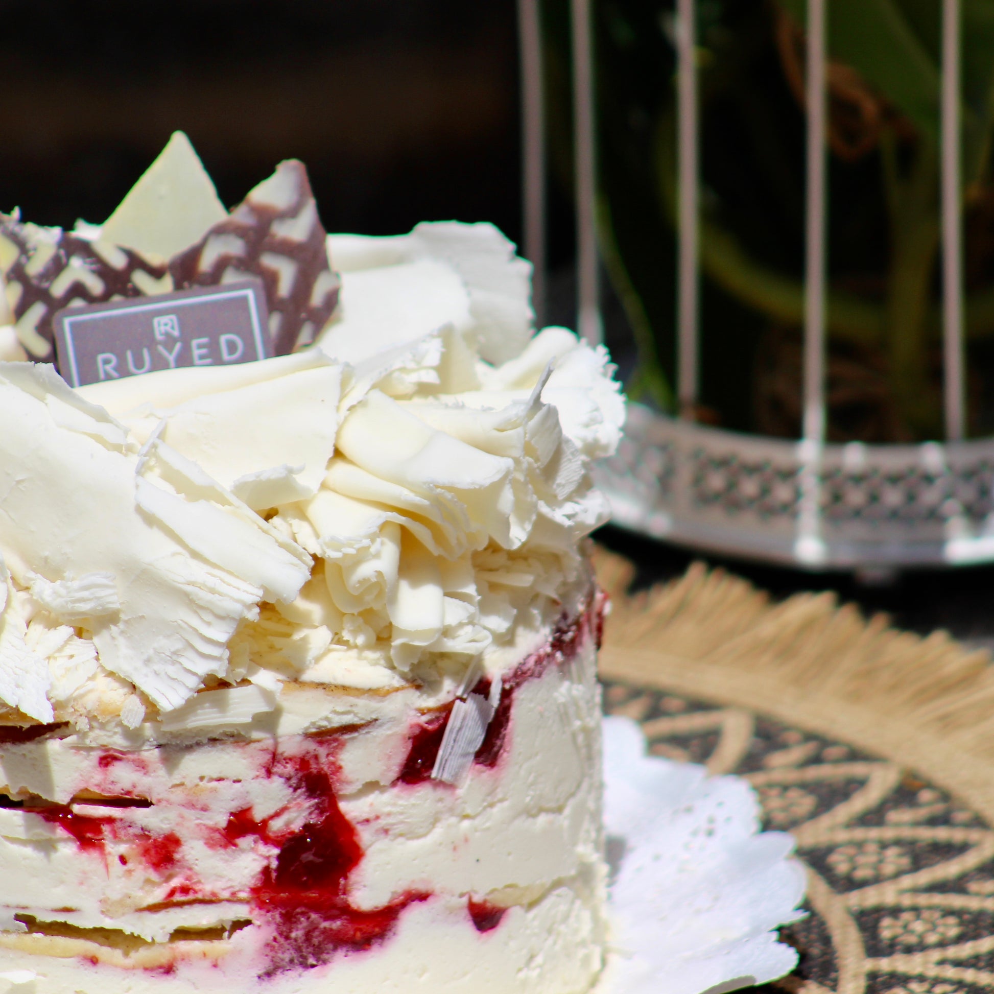Torta Jardín Frambuesa Blanca con panqueques de vainilla, trufa de chocolate blanco artesanal y mermelada de frambuesa