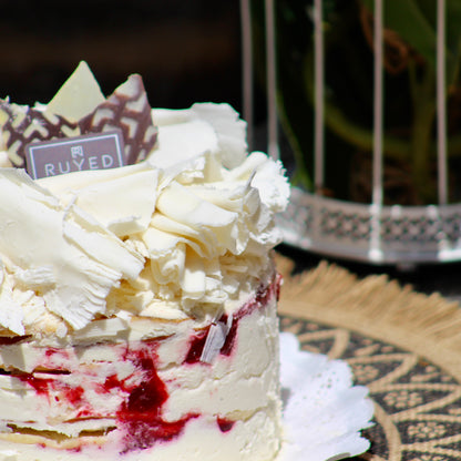 Torta Jardín Frambuesa Blanca con panqueques de vainilla, trufa de chocolate blanco artesanal y mermelada de frambuesa