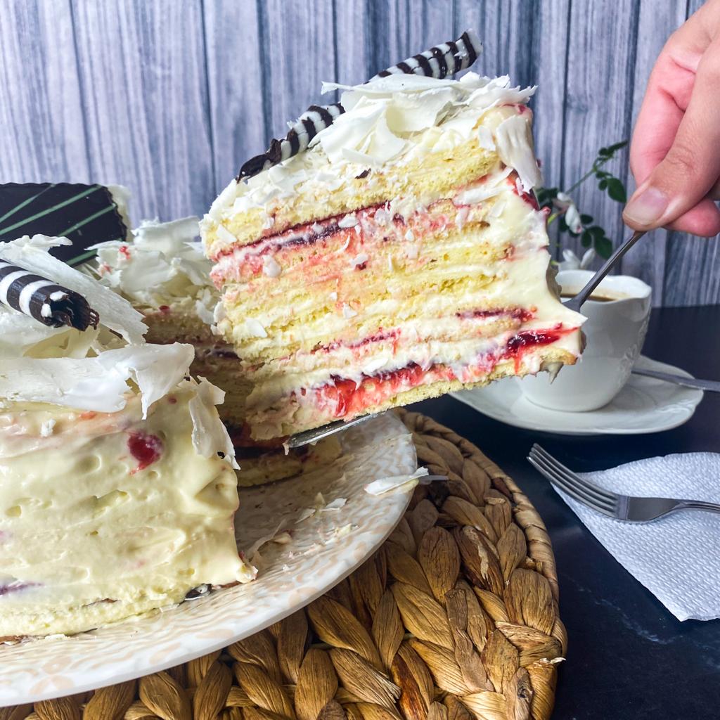 Torta Jardín Frambuesa Blanca con panqueques de vainilla, trufa de chocolate blanco artesanal y mermelada de frambuesa