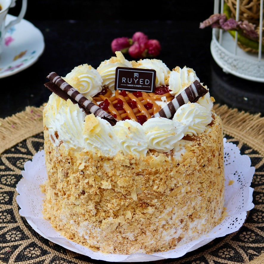 Torta Reina Ana de mil hojas y bizcocho de nuez con manjar artesanal, mermelada de frambuesa y crema chantilly