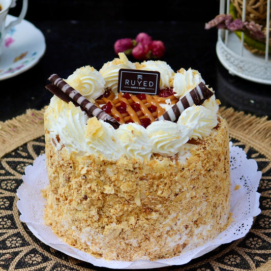 Torta Reina Ana de mil hojas y bizcocho de nuez con manjar artesanal, mermelada de frambuesa y crema chantilly
