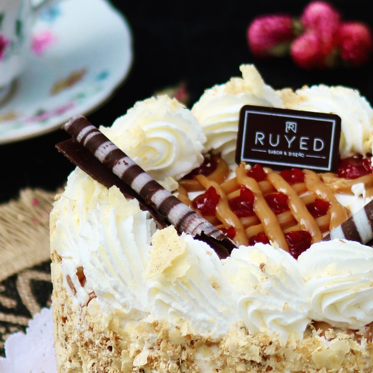 Torta Reina Ana de mil hojas y bizcocho de nuez con manjar artesanal, mermelada de frambuesa y crema chantilly