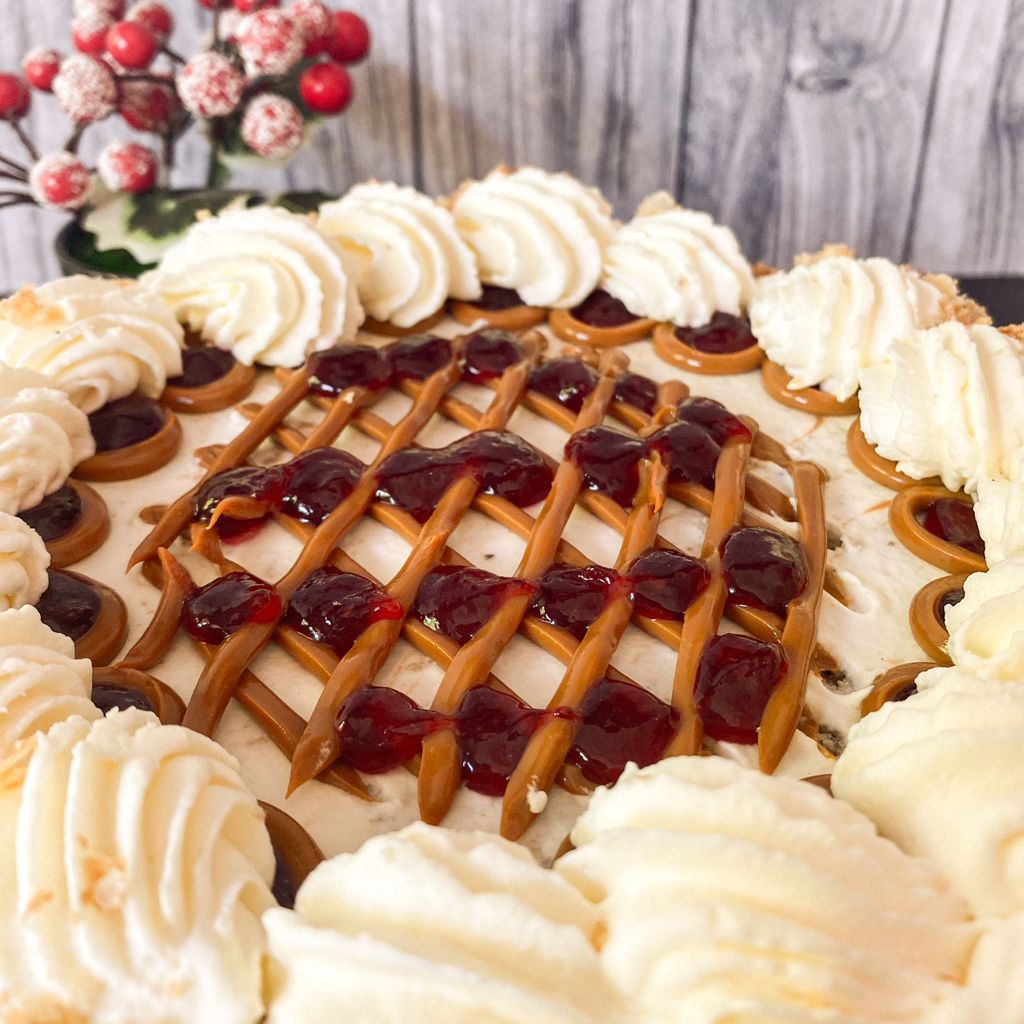 Torta Reina Ana de mil hojas y bizcocho de nuez con manjar artesanal, mermelada de frambuesa y crema chantilly