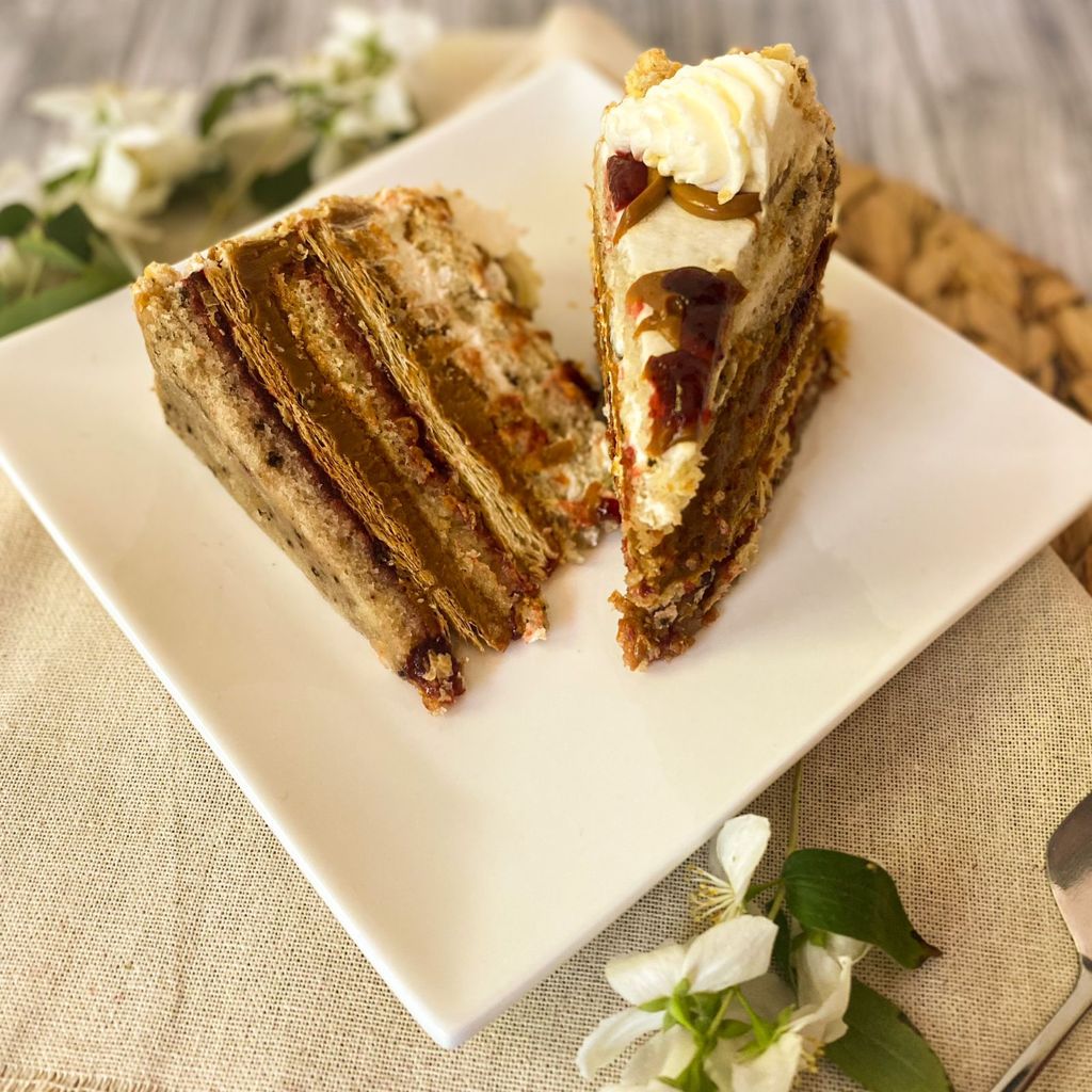 Torta Reina Ana de mil hojas y bizcocho de nuez con manjar artesanal, mermelada de frambuesa y crema chantilly